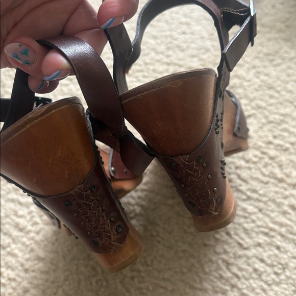 Frye Brown Leather Clog Wooden 4" Heel Strappy Sandal Stud Sz 9 - Picture 7 of 10